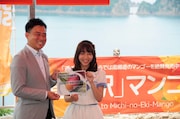 宮崎・日南市マンゴー町の1日町長任命式に望むSKE48の大場美奈（右）。 （写真提供：エイベックス）