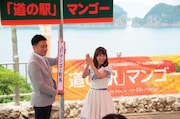 宮崎・日南市マンゴー町の1日町長任命式に望むSKE48の大場美奈（右）。 （写真提供：エイベックス）