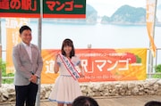宮崎・日南市マンゴー町の1日町長任命式に望むSKE48の大場美奈（右）。 （写真提供：エイベックス）