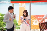 宮崎・日南市マンゴー町の1日町長任命式に望むSKE48の大場美奈（右）。 （写真提供：エイベックス）