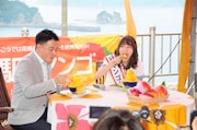 宮崎・日南市マンゴー町の1日町長任命式に望むSKE48の大場美奈（右）。 （写真提供：エイベックス）