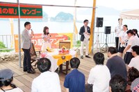 宮崎・日南市マンゴー町の1日町長任命式の様子宮崎・日南市マンゴー町の1日町長任命式に望むSKE48の大場美奈（右）。 （写真提供：エイベックス）。 （写真提供：エイベックス）