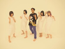 ゆるめるモ！「永遠のmy boy」ミュージックビデオ撮影中のオフショット。