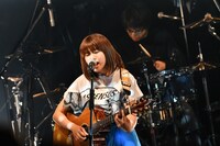 岩淵紗貴（Vo, G）（撮影：樋渡新一）