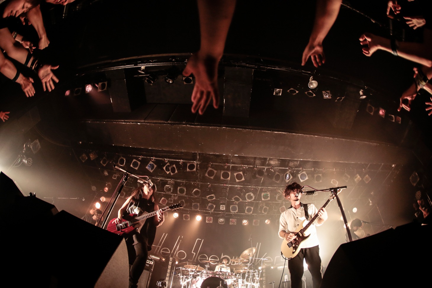 Hello Sleepwalkers「Hello Sleepawalkers 2017 “シンセカイ”」東京・LIQUIDROOM公演の様子。（Photo by Yosuke Tori）