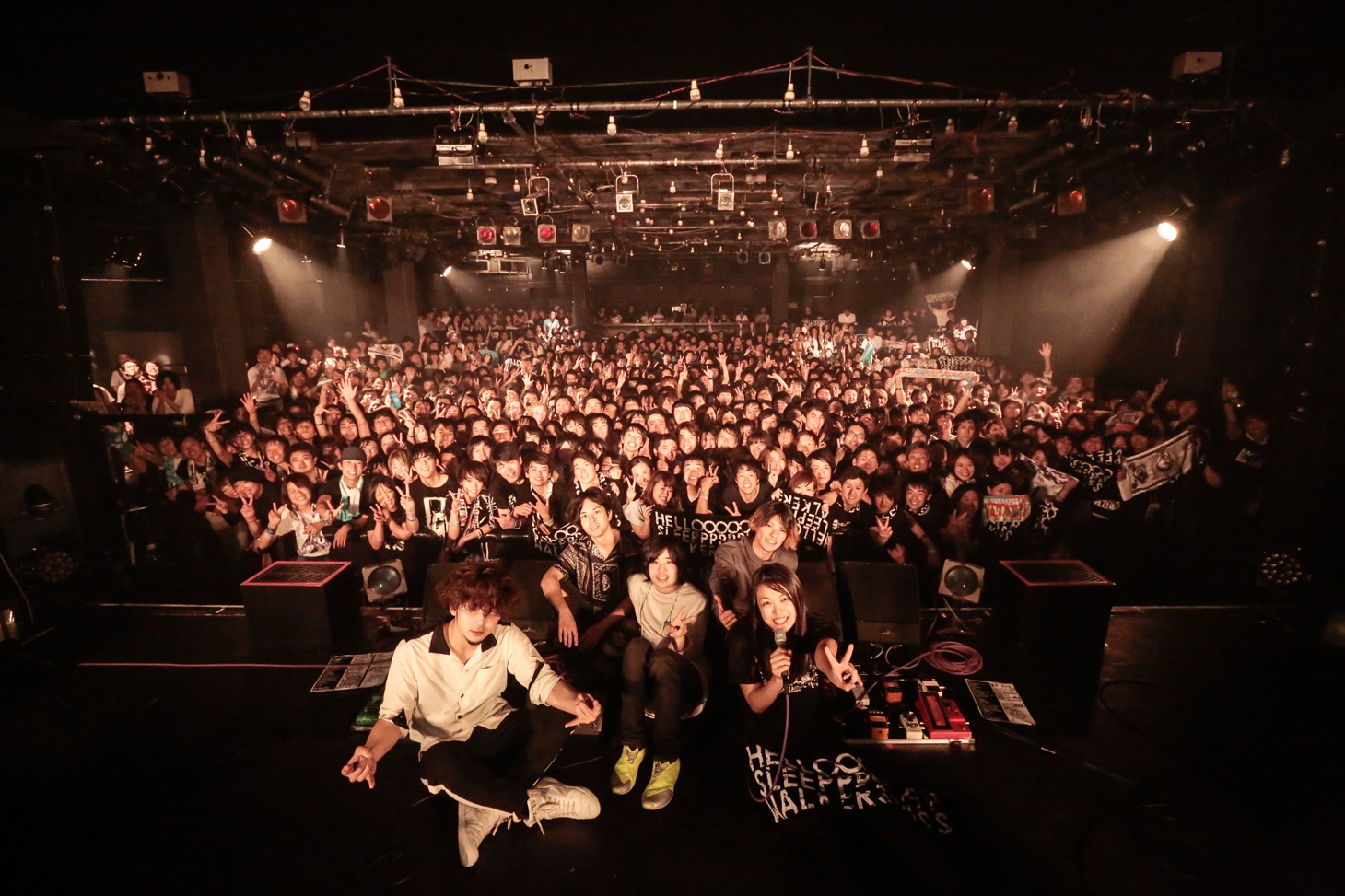客席をバックに撮られた記念写真。（Photo by Yosuke Tori）