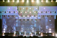 AAA「ARENA TOUR 2017 -WAY OF GLORY-」北海道・真駒内セキスイハイムアイスアリーナ公演の様子。（写真提供：エイベックス）