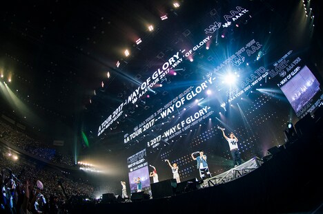 AAA「ARENA TOUR 2017 -WAY OF GLORY-」北海道・真駒内セキスイハイムアイスアリーナ公演の様子。(写真提供:エイベックス)