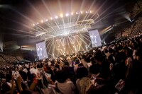 AAA「ARENA TOUR 2017 -WAY OF GLORY-」北海道・真駒内セキスイハイムアイスアリーナ公演の様子。（写真提供：エイベックス）