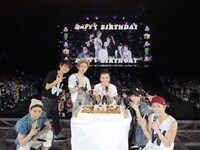 AAA「ARENA TOUR 2017 -WAY OF GLORY-」北海道・真駒内セキスイハイムアイスアリーナ公演の様子。（写真提供：エイベックス）