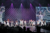 新生E-girlsのパフォーマンスの様子。