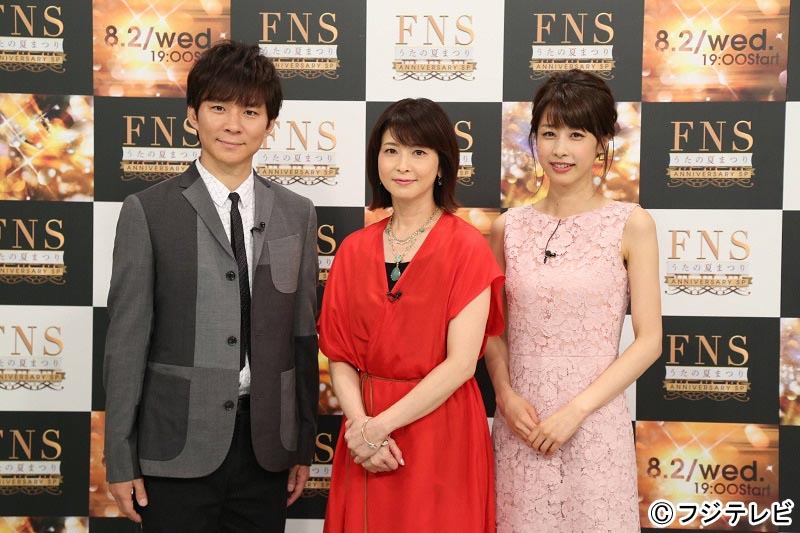 「FNSうたの夏まつり～アニバーサリーSP～」司会の渡部建、森高千里、加藤綾子（左から）。(c)フジテレビ