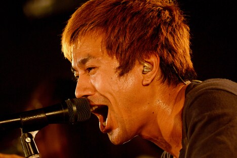 Keisaku “Sit” Matsu-ura（Vo, B / COUNTRY YARD）（撮影：半田安政[Showcase]）