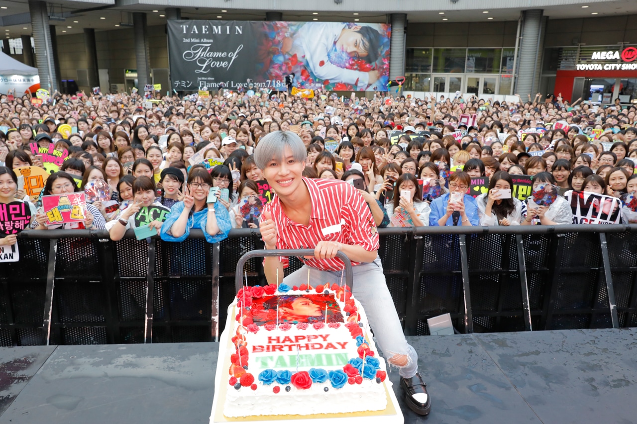バースデーケーキを前に笑顔のテミン。（写真提供：EMI RECORDS）