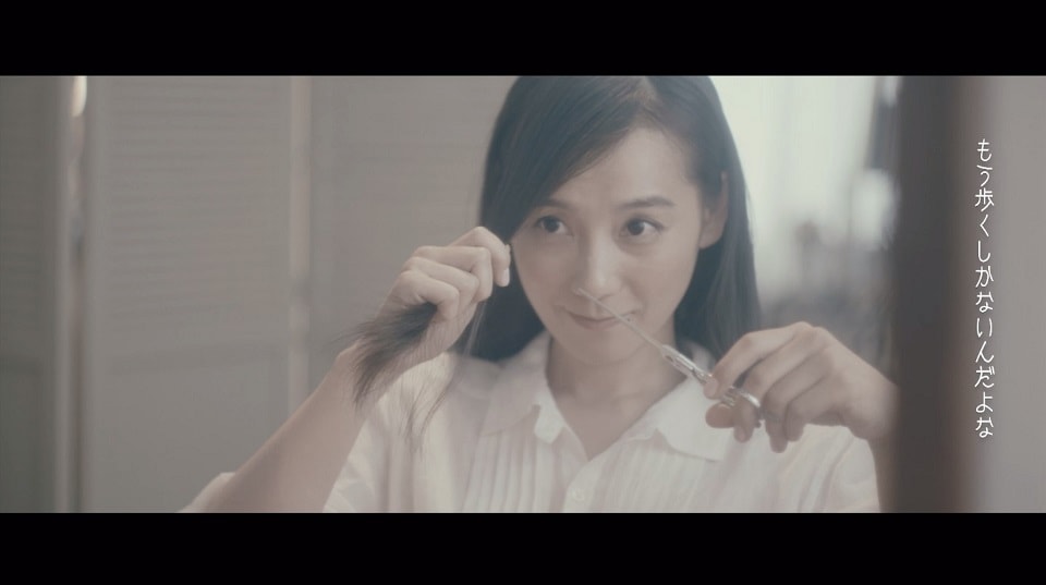 CIVILIAN「顔」MVで篠原ともえが前髪切る