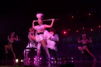 人気画像4位は「浜崎あゆみ、ロングツアーの“第1章”でヒットチューン連発」より、浜崎あゆみ。