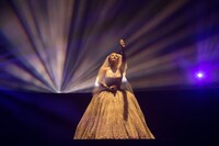 人気画像3位は「浜崎あゆみ、ロングツアーの“第1章”でヒットチューン連発」より、浜崎あゆみ。