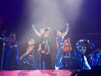 人気画像2位は「浜崎あゆみ、ロングツアーの“第1章”でヒットチューン連発」より、浜崎あゆみ。