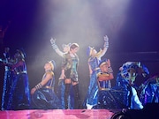 人気画像2位は「浜崎あゆみ、ロングツアーの“第1章”でヒットチューン連発」より、浜崎あゆみ。