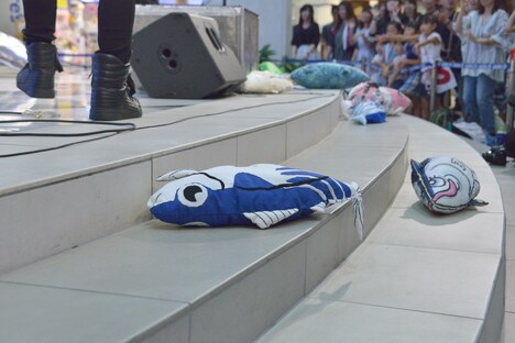 ステージに打ち上げられた“鰹”。