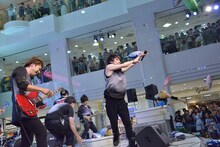 観客と“鰹”を投げ合うjealkb。