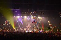 「スマイル 100％」演奏時の様子。（撮影：達川範一）