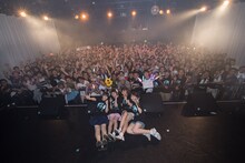 sora tob sakana「星間線上のサカナ」東京・WWW X公演で行われた記念撮影。（写真提供：Zi:zoo）