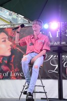 破顔するテミン。