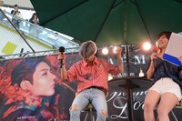 宮崎美穂（右）と踊るテミン（左）。