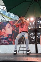 照れ臭そうに顔を隠すテミン。