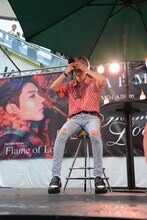 照れ臭そうに顔を隠すテミン。