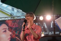 手を振るテミン。