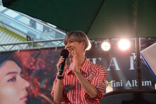 手を振るテミン。