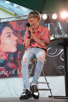 拍手するテミン。