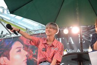 ファンにマイクを向けるテミン。