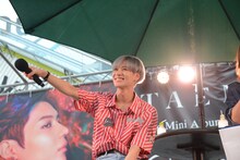 ファンにマイクを向けるテミン。