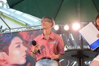 うれしそうに目をつぶるテミン。