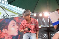 礼をするテミン。