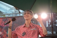 おどけるテミン。