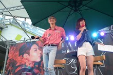 宮崎美穂（右）と踊るテミン（左）。