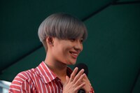 バースデーケーキをうれしそうに見つめるテミン。