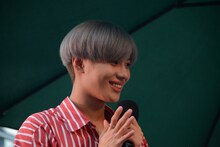 バースデーケーキをうれしそうに見つめるテミン。