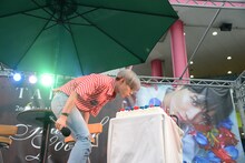 ロウソクを吹き消すテミン。