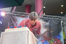 移動しながらロウソクを吹き消すテミン。