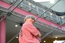 ファンに呼ばれて振り返るテミン。