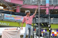 人差し指を天に向けるテミン。