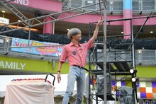 人差し指を天に向けるテミン。