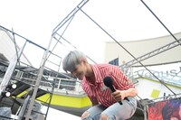 しゃがむテミン。