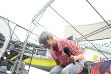 しゃがむテミン。