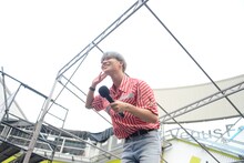 耳をすますテミン。